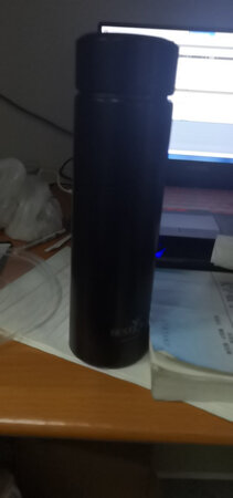 到货后打开包裹，简简单单一个杯子，简约。使用了几天，没有异味，很干净，保温效果好，装满热水放一天到晚上水还是温的，很不错。值得购买。