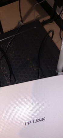 产品质量：买了两个，一个用来连接路由器，一个用来连接电脑。目前可以。
产品性能：应该受到了限制。是路由器的限制。
兼容性能：不清楚，使用正常。
外形外观：质感不错。
产品包装：包装封闭，挺好的，安全。
其他特色：没有