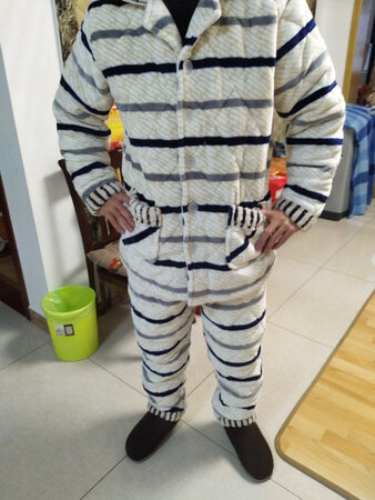 睡衣放老家了，本来想冬天都过完了就不买了，没
想到倒春寒！冷的要死，看了很多睡衣最后选择了这款，回来后一穿，真暖和，又好看！很满意