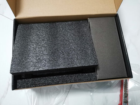 静音效果：好
外形外观：好
产品包装：很棒
似乎没有螺丝钉。