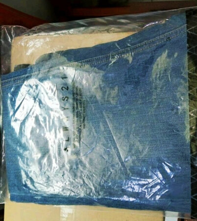 赶上以纯的特卖活动啦，看着价格还蛮合适的，就下手了这款秋季牛仔裤，收到货立马试穿了，尺码偏小，臀部有点短，厚度适中，适合秋冬季穿，水洗了第一次，有点小褪色，这个款式我还是蛮喜欢的，希望多搞活动啦，赞一下物流速度。