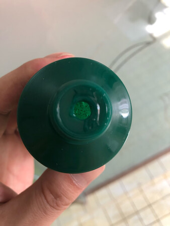 感觉不像是原装的，像打开用过，口子上的盖膜没有