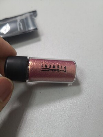 很细腻很漂亮。是正品哦。每次用一点就好