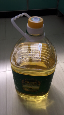 吃了一段时间来评价的，炒菜吃起来味道很清爽，比其它油炒菜要好吃，不过没有农户家自己炸的油味道浓，本人也不知道那个好，儿子不吃农户家买的说味道太大不好吃，所以才买了这个牌子，都说茶油吃了对身体好，不过要吃两个月了后才知道有没有效果！