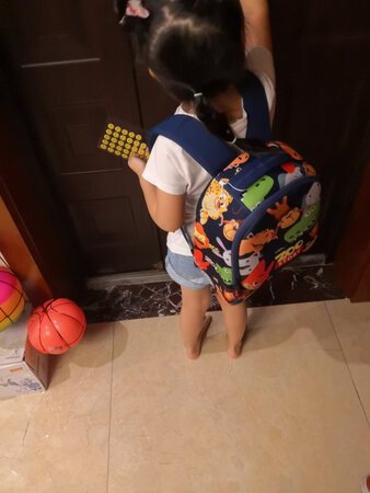 书包很可爱，书包的质地也不错，摸起来很舒服，因为儿子上学需要买书包，正好看到这个书包样式不错，给女儿也买了一个，女儿拿到后很喜欢，天天回家都要再背它，经常把自己的小玩具和小被子之类的东西往里面放，以后还会继续光顾。