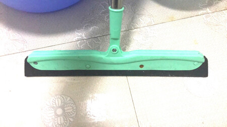 用着挺不错，不管是浴室的水，还是地面的脏东西，都可以一擦而净，就是没几天头上边的螺丝上锈了，是不是可以改一改