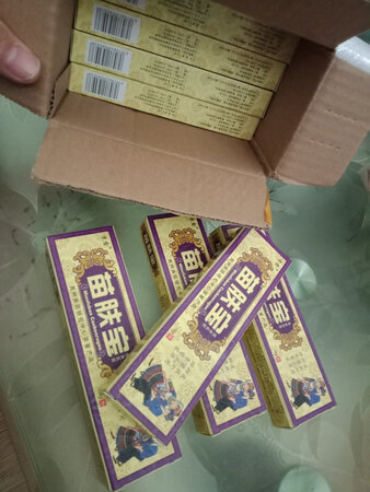 外包装完好无损，拆开包裹取出产品可以看出正品方俞产品！防伪码和产品包装上的反光标识都可以说明！这款苗肤宝爸爸用了好几年了，产品的质量和效果可以说是非常不错的，值得信赖的！抹上后凉凉的，如果上火嘴巴旁边长痘抹上几次第二天就好了！皮肤炎症也可快速得到缓解！爸爸对此产品比较钟爱的，他的湿疹就是一直使用此药疗效好无副作用！事实证明我们用的这个品牌的药膏是好产品良心产品，价不高质量好！