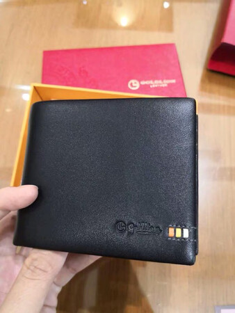 卖家不错呢，发货及时到货准时，收到第一时间就打开上手了，是真皮喔质地柔软手感超好，像十八岁少女皮肤一样嫩滑，哈哈哈！黑色时尚百搭简约大方，卡槽和现金位设计的也非常合理，大卡位适合驾驶证工作牌等较大物品，包装盒也非常精致哦，不管送人还是自用都是妥妥的，性价比超高！