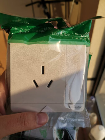 一家店买的，分了好几个快递，这两个是先到的。两个放手里掂量对比了一下，绎尚的明显比睿意的份量重，外观也是绎尚比较好看，可能图片中在阳光下看不出来，其实绎尚的颜色比睿意个更白一些，是不是正品我不知道，相信京东吧。双十一期间物流速度有所下降嘛，情理之中，等其他的快递到。