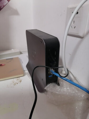 产品包装：包装不错，商品原包装很漂亮！外包装夹层气泡膜夹层，省的快递颠簸损坏！
外观材质：外观很漂亮，买的时候就是看着外观漂亮，是那种金属铝合金外观，只是边缘处理不够精细，边缘有点锋利，还是有点划手的感觉！安装硬盘的塑料盒子，有点太紧了，拔都拔不出来！硬盘装上以后安装的塑料盖子，不合适了有点，老是有一端翘开扣不严！
传输速度：传输速度蛮快的，家里WiFi传输速度更快，远程传输速度稍慢！还会出现掉线问题，需要重新发现设备再次登录！