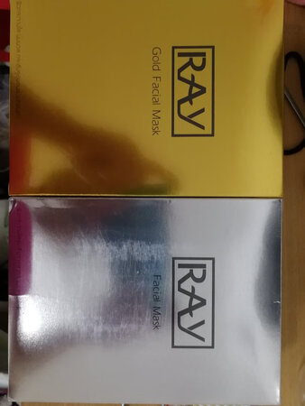 产品质感：有三层，中间的那一层很薄，上面的精华滑滑的
使用感受：炒鸡服帖，就像吸在脸上一样，贴上之后可以干任何事，不用担心面膜会掉
其他特色：包装很高大上