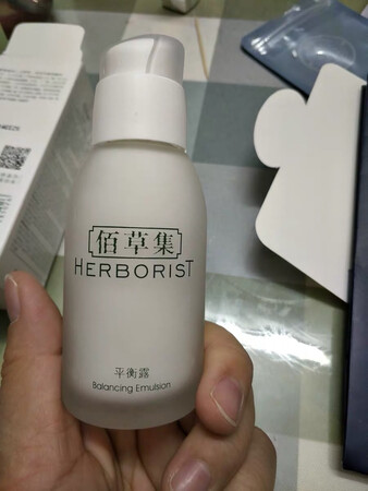 这是回购的第二次用，用起来不刺激，因为我是敏感的肤质，而且还有一点痘痘，用起来无压力，可以用。
味道也行，淡淡的，男女都可用，不噎人。
一瓶可用多半年吧，用的比较少，冬天可能用的会稍微多一点。
包装出门携带也很方便，小巧玲珑的。
总之好评，建议购买，那个平衡水好想有酒精，我和我妹用完，刚抹上水，眼睛都有点轻微的睁不开，不建议购买。这个露目前用着还可以