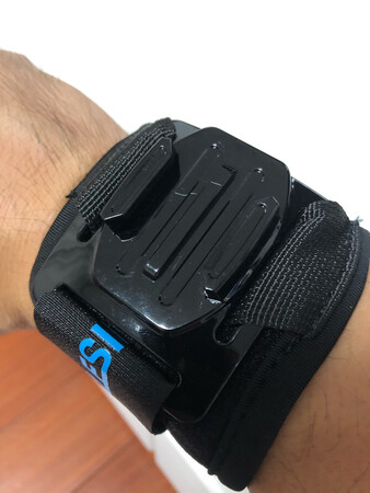 此款腕带佩戴很舒适，不闷热，佩戴和拆下很简便，佩戴后很牢固，gopro安装卡槽很紧，不会因剧烈运动而担心掉落，腕带的设计很新潮，款式很好看，材质柔软，质量和做工很好。
    很适合骑行、滑板、滑雪时拍摄使用，大冬天的再也不用手拿摄像机拍摄，解放双手，总体评价很好，推荐购买，赞?