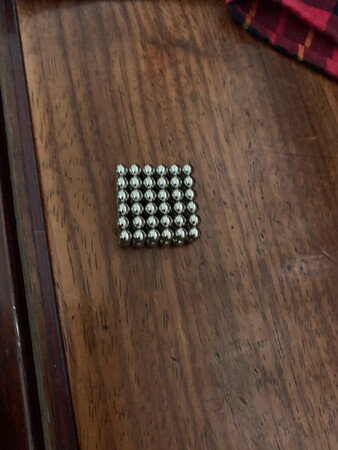 对6岁小朋友来说有难度，对37岁的我来说也是有难度。 不过这个可以训练精细操作，还有逻辑思考，挺不错的。 质量很好，性价比很高。希望能玩上几个月。缺点也有，对小朋友来说，珠子太小了，不好弄，还有一点就是说明书基本没有用，只能上网找视频看，要不很难想出新造型。
