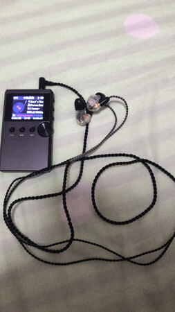 做工质感：做工细致顺滑，比原配的要好多了
音质音效：换线后音质提升了了一大截！耳机线品质优良，不得不说舒尔se535原配的线真是渣
舒适度：带上新线后舒服多了！没有僵硬感了
其他特色：播放器音量调到6比原配线的13还大，足以证明其品质！