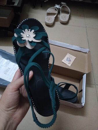 鞋子收到了，跟图片颜色一样，穿上脚也很舒服，物流很快，包装完好，很满意的一次购物