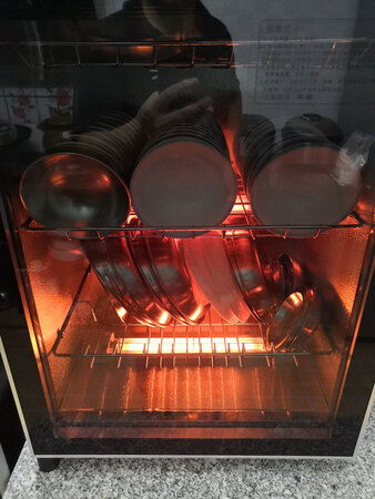 消毒柜整洁大方，质量杠杠的，可以上下一起消毒也可以分开，容量很大，不愧是老品牌，点赞?