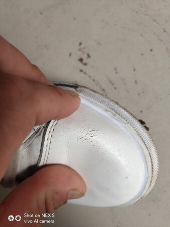 差评差评差评！#商家，谁买他家的鞋谁后悔，八九十的鞋子穿了不到二十天鞋子裂了，找客服说过保修期了，说补偿五块钱!我还真不在乎那五块钱我不要了就是叫想买他家商品的买家三思，三思而行，这质量怎么说!问客服爱答不理的!那些求评论说好的!两心去哪里了!叫狗吃了吗？