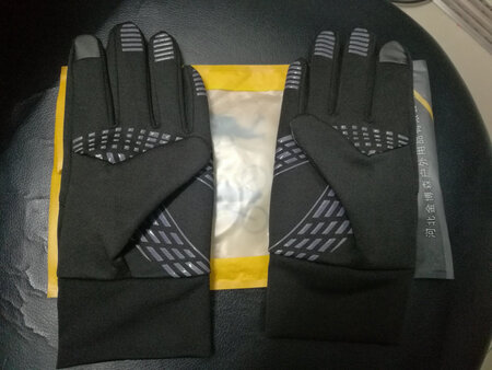 手套?很满意，无论是骑自行车，跑步都可以，而且操作手机?也可以。
