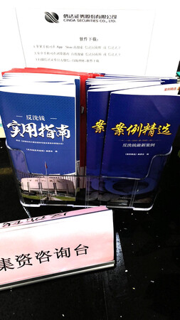 展架挺好的～很结实，正好可以放A4的材料，美观又大方。送货速度也很快！得力办公做得确实好。