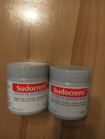 应该是正品。东西很完整。