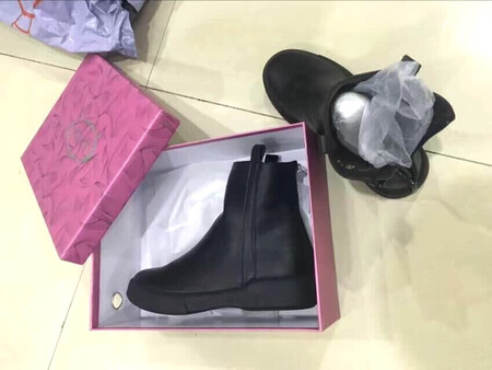 外观颜值：被它百搭的外观勾住了，一眼看中就买买买
材质手感：自己以前在鞋厂工作经验来判断软，皮质感很好，真皮的。
舒适度：上脚很舒服。走路不磨脚
尺码大小：尺码标准，按平时穿的购买
做工细节：这做工很仔细，鞋子无明显刺鼻味道，车线整齐。
其他特色：虽双十一下订单的时物流也是很棒的