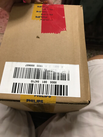 让人刻苦铭心的一次购物体验，一直很支持京东的，多数数码产品都是京东购买的，终于轮到我自己踩雷了，月初购买的一个小米智能摄像头，在收到货后，打开就发现了摄像头上有指纹、赃物、划痕！发现问题马上拍照片联系京东店家，店家说是京东仓发货，店家不经手，就联系京东客服，京东说要查一下，但是没有信息了，自己再联系京东的时候京东叫我打电话给京东电话客服，电话也打了还花了几十元电话费，但是到现在还是没有统一的结果，最后联系12315，那边也有工单记录，前天京东打电话说，他们发货肯定没问题，他们也有仓促发货的视频，然后问我包装有没有问题，我才去注意到包装，看到包装上的胶带上下贴的是不一样的，上面的是有两个胶带，下面的就只有一个，不知道这里面有没有差别，京东仓发货的时候贴的是怎样的也没有说明，现在京东方面就一句话：由于我没有当面验收，所以不能确定是什么问题！只是说给我退货，扣除我70多元的费用，再给我100元的代金劵！我不接受，我的要求就是要一个全新正常使用的设备，安排人上门换新就好（换新就不用赔偿），或者如果京东要求退货就必须退一赔三！到现在也没有具体答复！不知道是不是会让我的投诉变得不了了之！