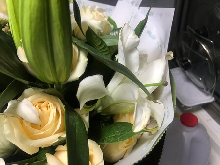 百合有点蔫了 玫瑰也不是特别新鲜 节日量大 质量也得把关啊 这不砸招牌么