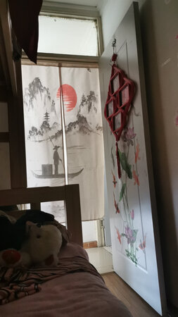 没有气味。贴上以后 很不错(*?´╰╯`?)?很喜欢。又重新订了三套。?