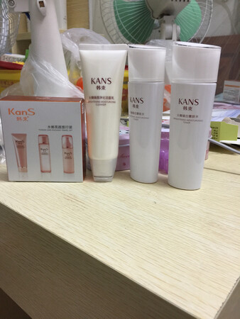 到手的是这些，没有乳液！
两瓶一模一样的嫩肤水，瞬间无语了?