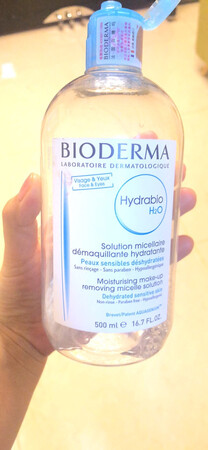 卸妆油和卸妆水都试过，最后决定用卸妆水，卸妆卸得特别干净，以前都用的杂牌的卸妆水，听朋友说贝德玛特别好用，于是在京东选了这家的贝德玛蓝瓶，清爽型，我是干皮用着感觉特别温和，而且特别湿润，已经回购过两次了，最大的感触就是当你用过贝德玛之后就再也爱不上其他的卸妆水了，是真的真的太好用了，如果着急都可以不用清水清洗，这是一款无须清洗的卸妆水，强烈推荐给大家哦！