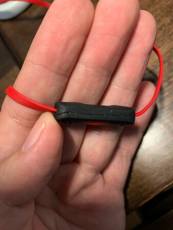 不到95新吧，音量控制开关有明显破损和胶粘的痕迹，说8成新都勉强。