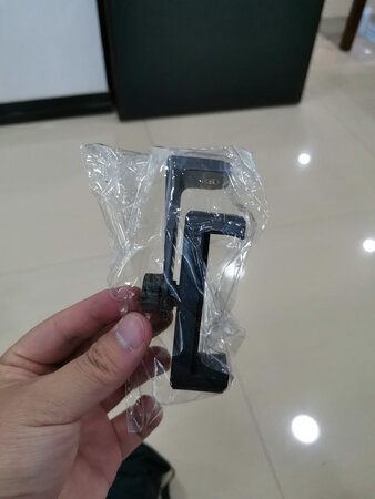 外形外观：和一般的设备一样
防抖效果：稳定效果不错，轮子都可以固定的
兼容性能：即可以放单反，也可以用手机，很不错
灵敏度：新的东西都是很灵敏的，弄一下就开了
操作难易：操作很容易，没有什么需要特别说明的按键，只要是要玩过三脚架的一下就能知道每个按钮的意义
其他特色：就是很便捷，很适合拍视频，即可以固定拍摄，也可以移动拍摄，能够满足单位的拍摄需求，这是目前为止买的特别满意的一款产品，送货也很快，包装也很完好，总体感觉很好，五星好评。