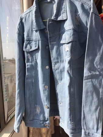 衣服挺潮的，质量也挺好的，价格合理，穿上挺有型的，外甥挺喜欢的！
