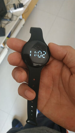 很漂亮，闹钟震动很给力。有个问题，我家五岁小孩戴，表盘易脱落，大孩子初一，就没有脱落。如果是一体的，会比较好一点吧