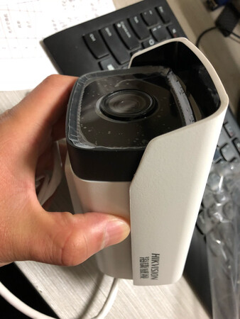 监控安防项目之首选-海康威视！大品牌信得过，质量放心，做工也很不错，200W像素高清摄像机，还支持POE供电，画面清晰流畅不卡顿，施工、安装简单便捷，维护也很方便，装好以后就不用管，日常维护简单省心，最主要是画面效果很好，安全放心！