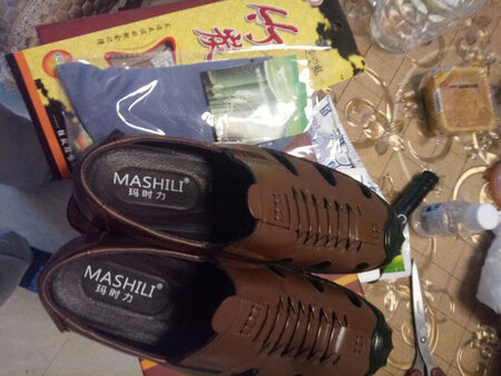 这双凉皮鞋质量好，和商家介绍的一样，穿着很舒服，美观大方。