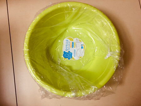 大宝那时候用的澡盆太大，所以这次二宝特地买个小点的盆来给他洗澡。