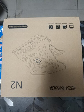 包包严丝合缝，放入拿出有些费劲儿。希望稍大一些，会更方便，外观漂亮大方，材质舒适。