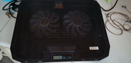 电脑散热不好就买了一个散热器，用的不错有个档可以调换，风力很大！良心卖家！！愉快的购物！