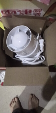 刚才别人说是别人的快件，那人去了说不是他旳！之后那人问了一下说是我的，直接送我家了！快递员私下乱放件！也没连系我！昨天到了！兴好今晚别人送来我家里了！不然准备明天投诉了！晕！快递员职业道德太差了！