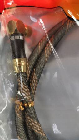 信号线看着很精致，线很粗，今天拿回去试一下。谢谢快递小哥，送货很及时
