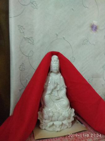 最满意的庄严菩萨像，雕工精致，栩栩如生，运行千里，完好无损，谢谢店家，谢谢快递，特地给观音披了红，庄严漂亮，南无观世音菩萨！香炉和平安香也+分精致！