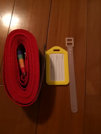 这款打包带质量一般，材质好像是丙纶的，而且带子编织的比较疏松，弹性和柔韧性都不是太好。五彩颜色比较醒目。价格一般。配送了吊牌，这点很人性化。