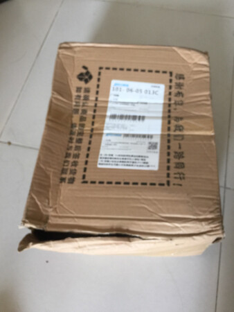 一口气买了他家的三个包包 真的不要太爽 内心一直期待着 收到包包们后基本是很满意的 除了快递盒有点受损以外 包包的颜色和大小和质量和整体感都非常好的 商家还送了我一个笑脸胸针 一个味道很舒服的香包和一个皮筋 很棒还会回购的！