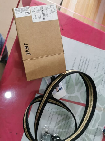 给我老公买的皮带，上身效果非常好，皮带质量很好，物美价廉，价格合理，材质很好，很不错得皮带，长度可调节，用起来很方便，我老公很喜欢，搭配各种裤子都可以，百搭款，包装很精美，也适合送人，还会回购，信赖京东