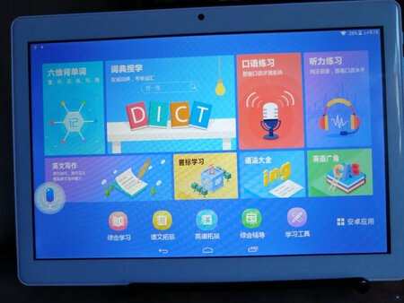 我原来一直用其他牌子的学习机，就是声音不够大。后来也帮朋友买过一次一个小霸王学习机，那天朋友的我看了一下，我有些烦恼，就是总要开着网络才能听视频，其他牌子的下好了就不用开网络了。我心里直想“怎么是这样，我是不是要选择退货还买原来那个牌子的呢？”昨天收到后，我果断要留下这个小霸王学习机，因为它有着其他牌子所没有的功能，这个初中的课文还增加了英文翻译，单词听写和即时练习，这样小孩就喜欢背单词了。还有物理，化学和生物等实验等，那个英语听力也是我喜欢的，小霸王，我没有选错你！