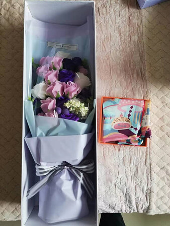 生日礼物送给妈妈，她非常喜欢