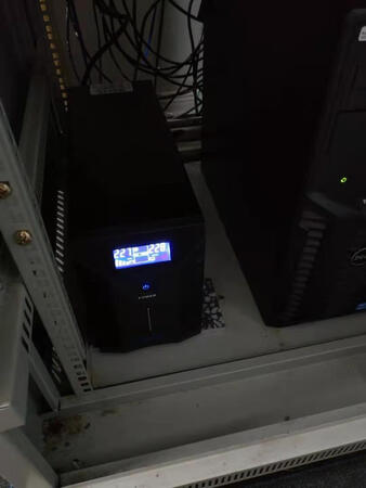 按照客服指导，第一次空载充电4-6小时，充电中。。。

提个小小建议：这么重的东东，难道就不可以把外壳做个凹口啥的，方便拎起来摆放。从包装盒拿出来真的费了不少功夫：）搞外壳设计的兄弟姐妹们应该引起注意，呵呵。注重用户体验。。。。