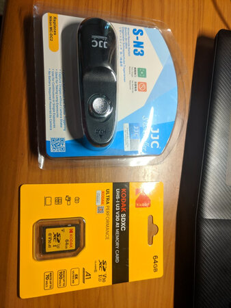 挺好用的，就是有些软，还有按的时候容易误触向上锁定导致连拍